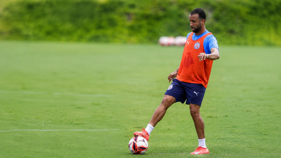 Caio Alexandre participa parcialmente do treino do Bahia